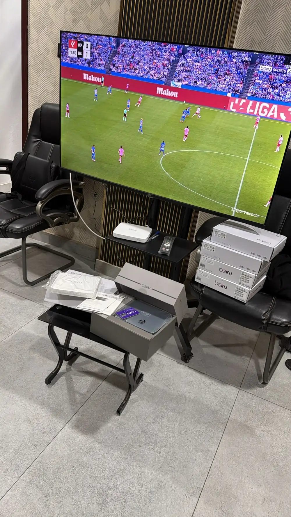 جهاز beIN NEO موصولًا في المكتب أثناء بث beIN SPORTS